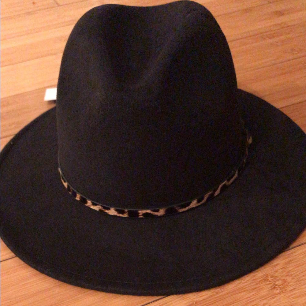 Leopard belted black fedora.